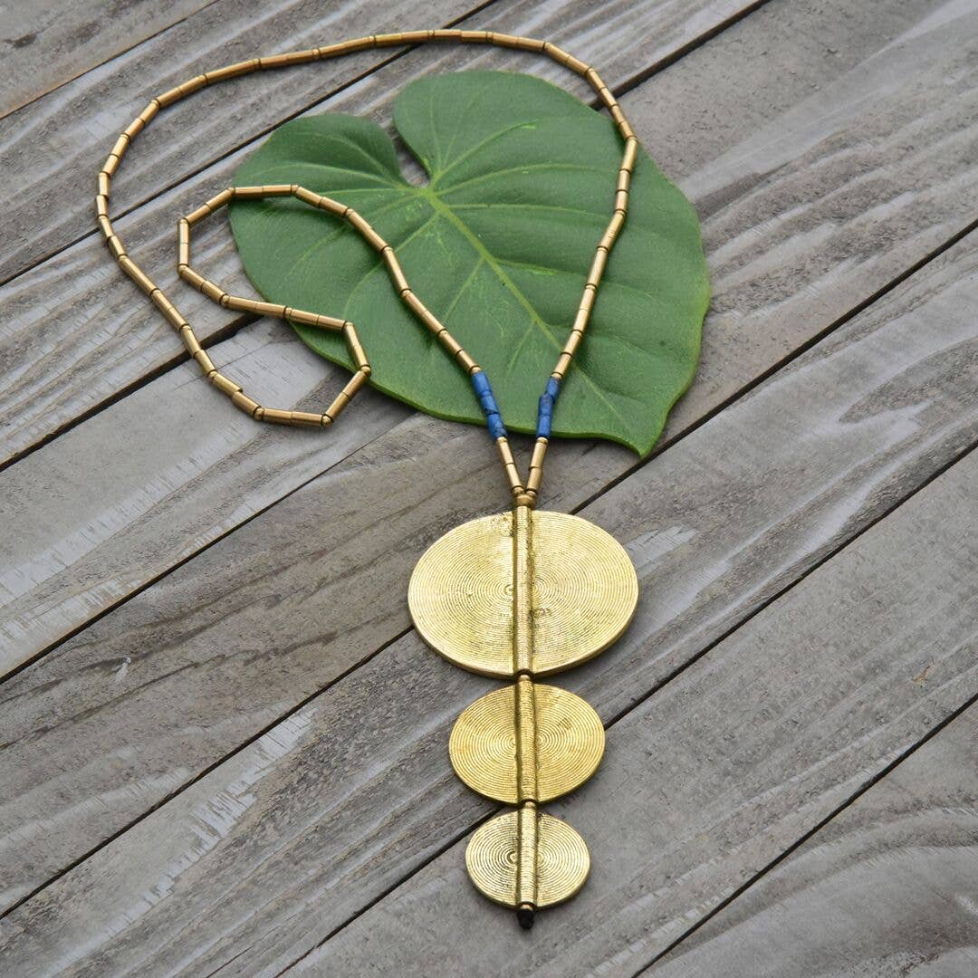 Graduated Circle Pendant Necklace: Black