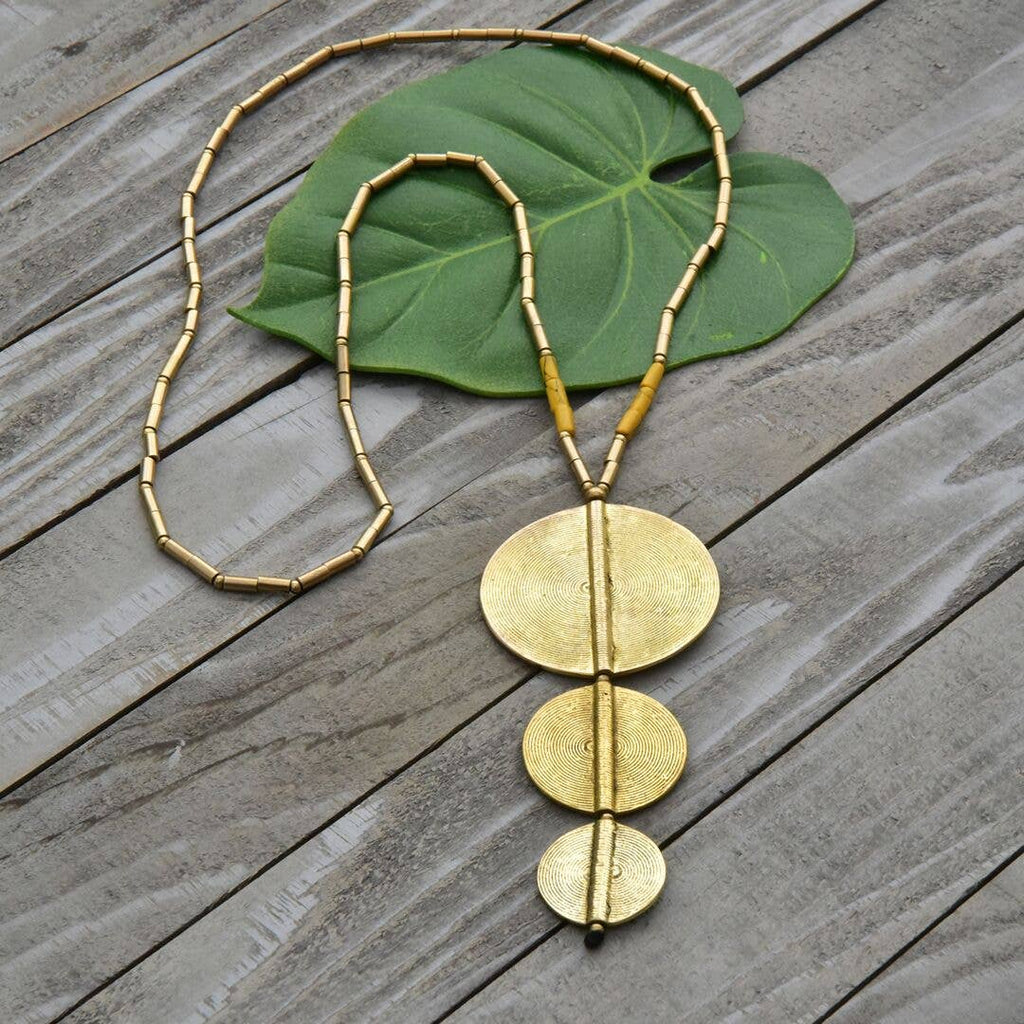 Graduated Circle Pendant Necklace: Black