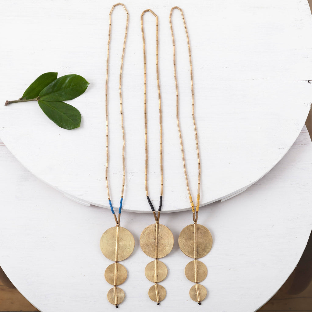 Graduated Circle Pendant Necklace: Black