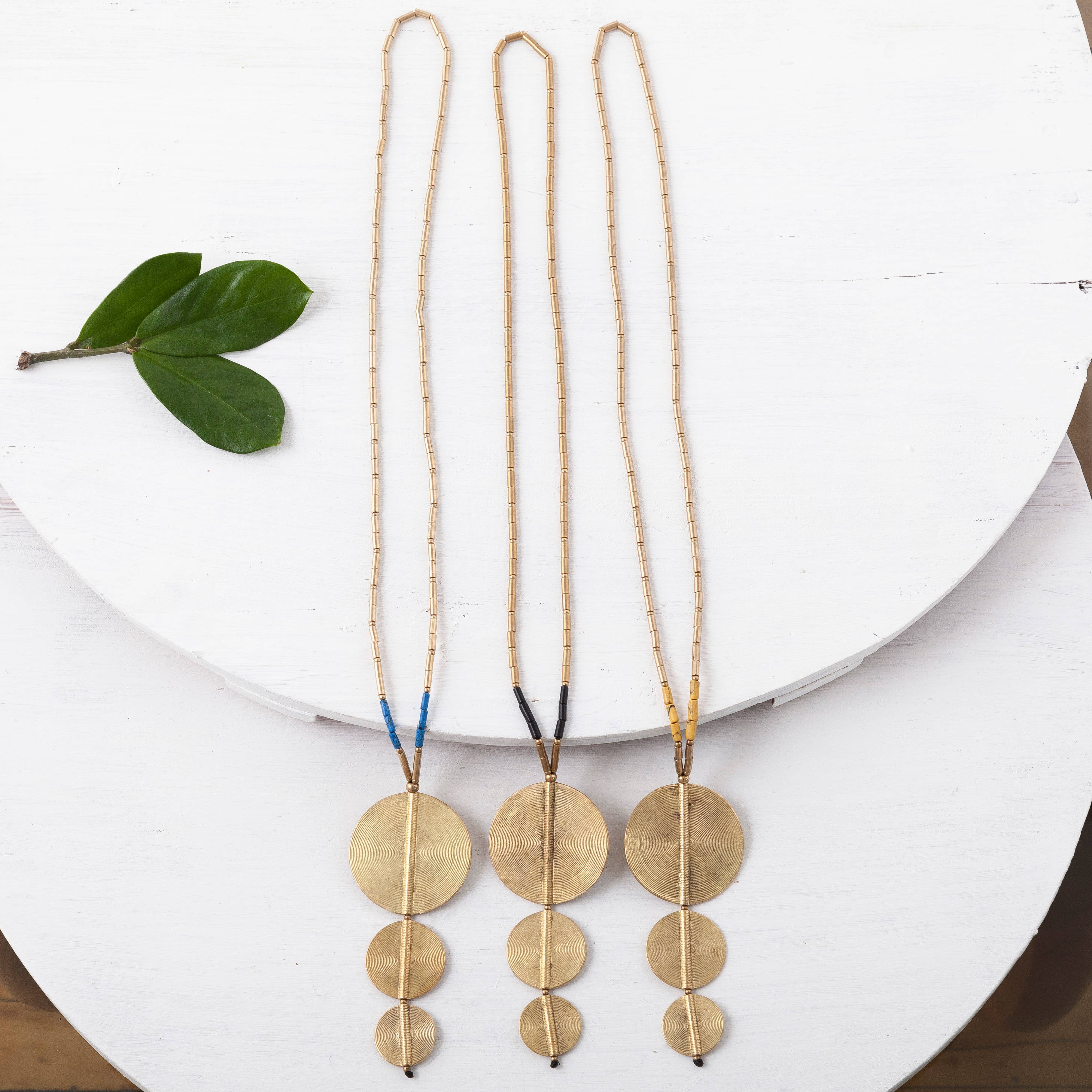 Graduated Circle Pendant Necklace: Black