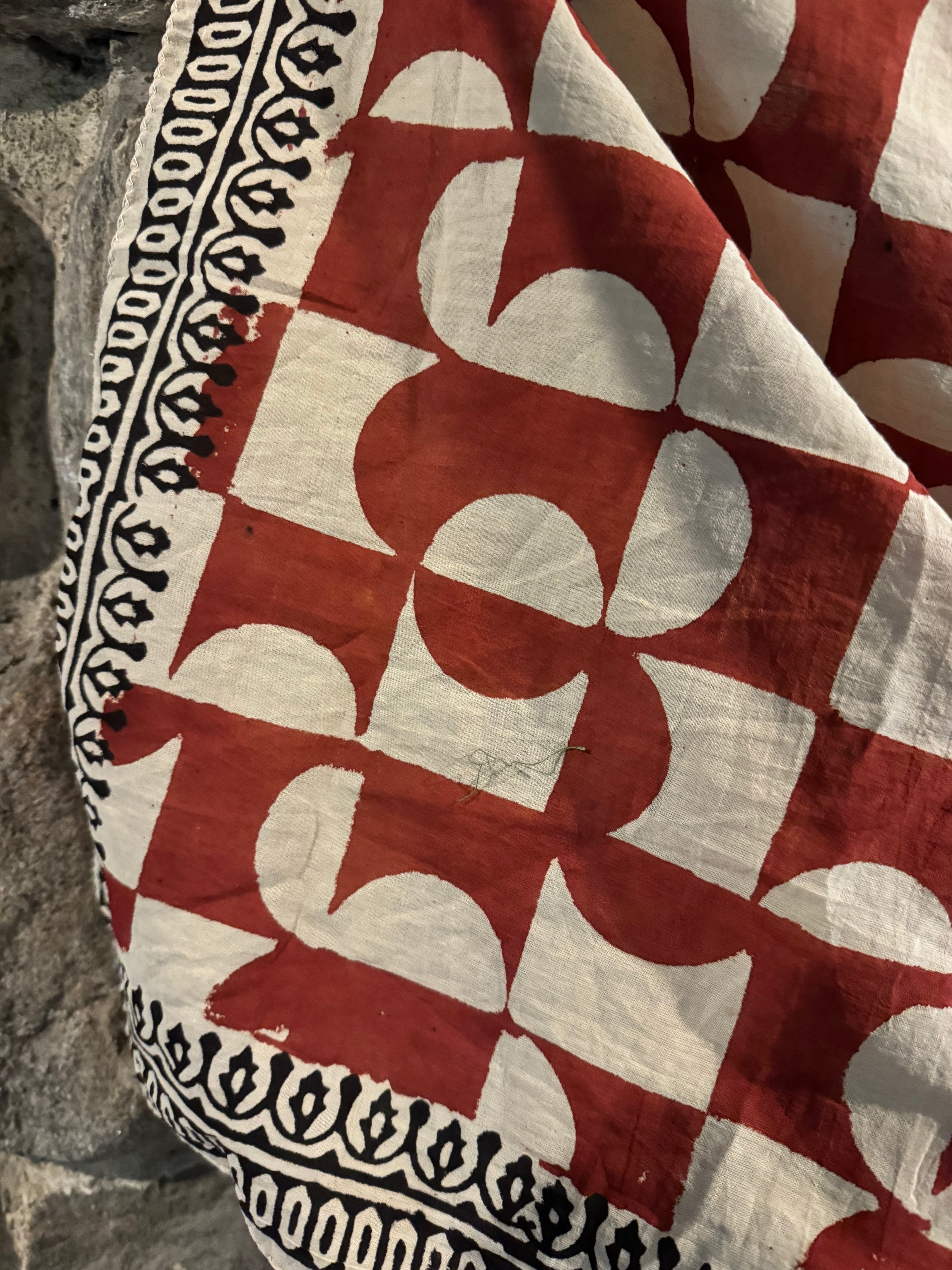 Bandana - lg geo red (rust)